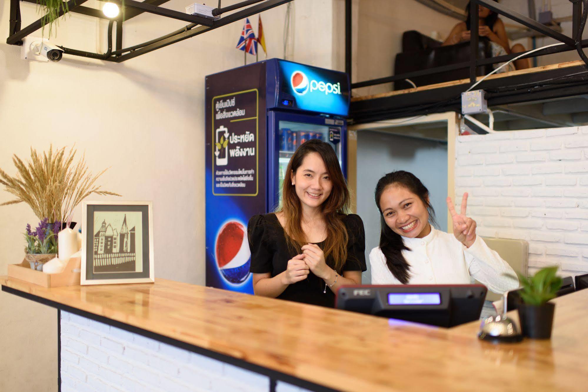 Warm White Hostel Bangkok Ngoại thất bức ảnh