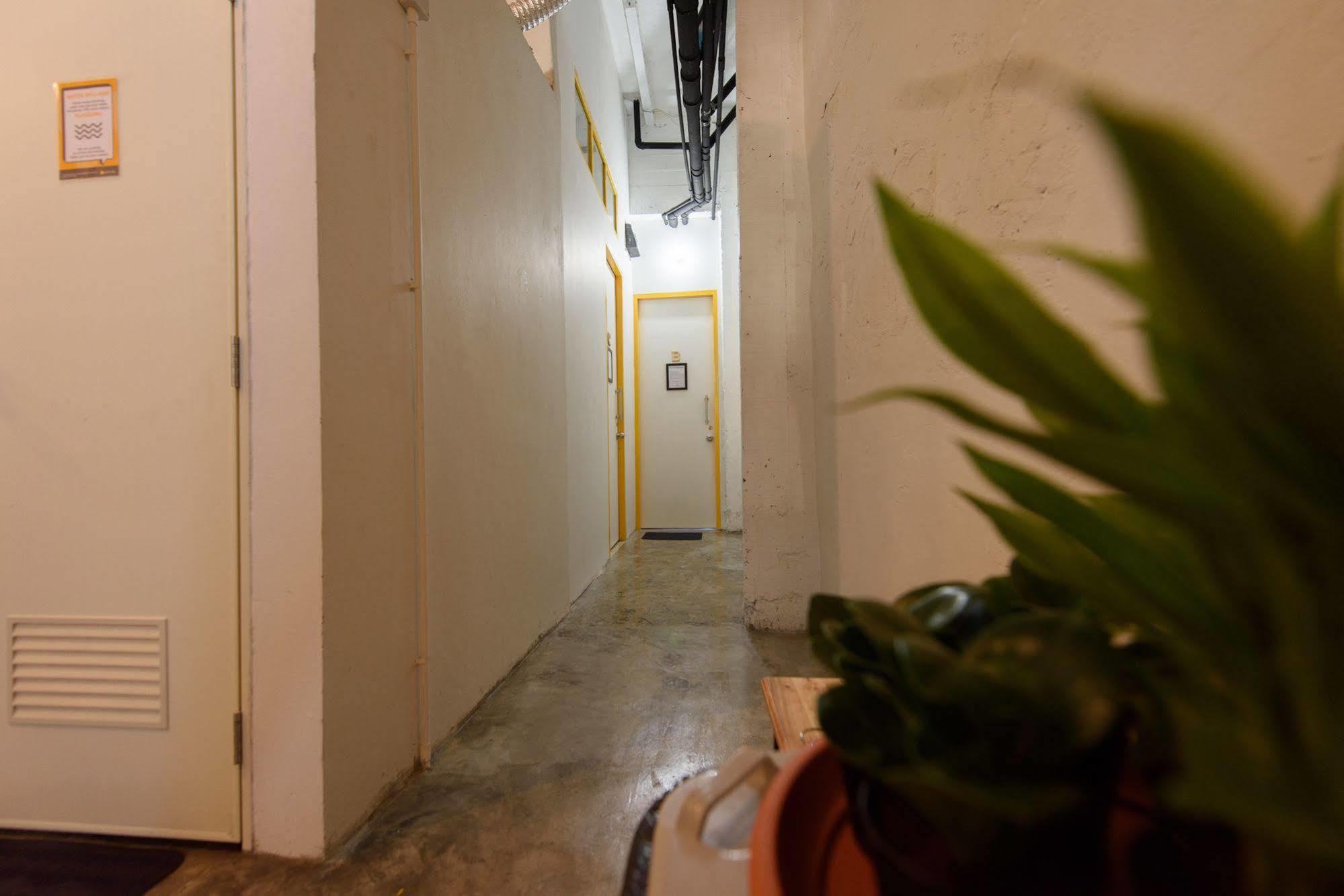 Warm White Hostel Bangkok Ngoại thất bức ảnh